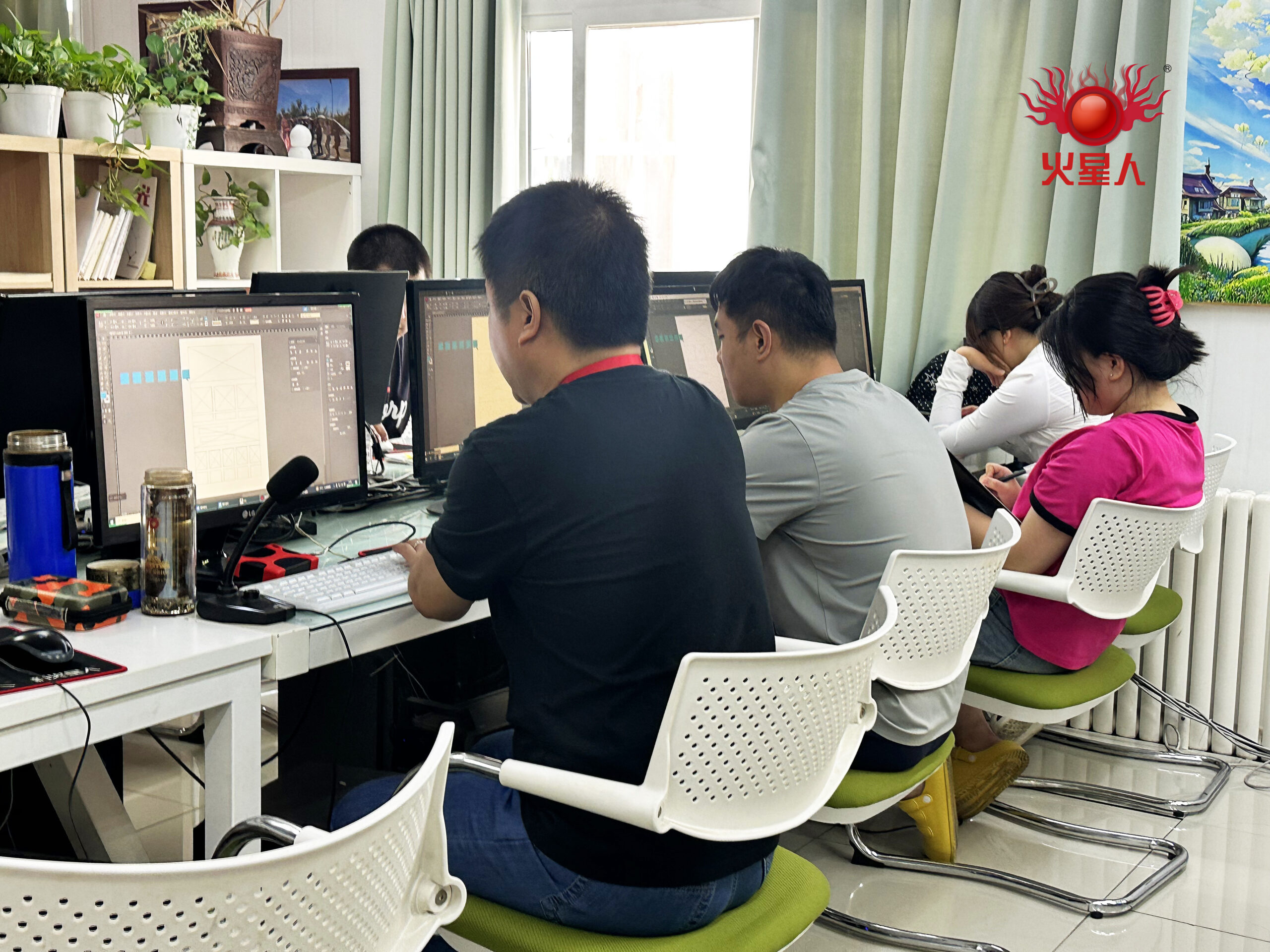 实拍火星人教育教学环境,标准化实操教室,硬件设备专业齐全,学习环境整洁安静。沉浸式线下集训氛围拉满,一人一机实战练习,安心深耕 AIGC 设计技能。